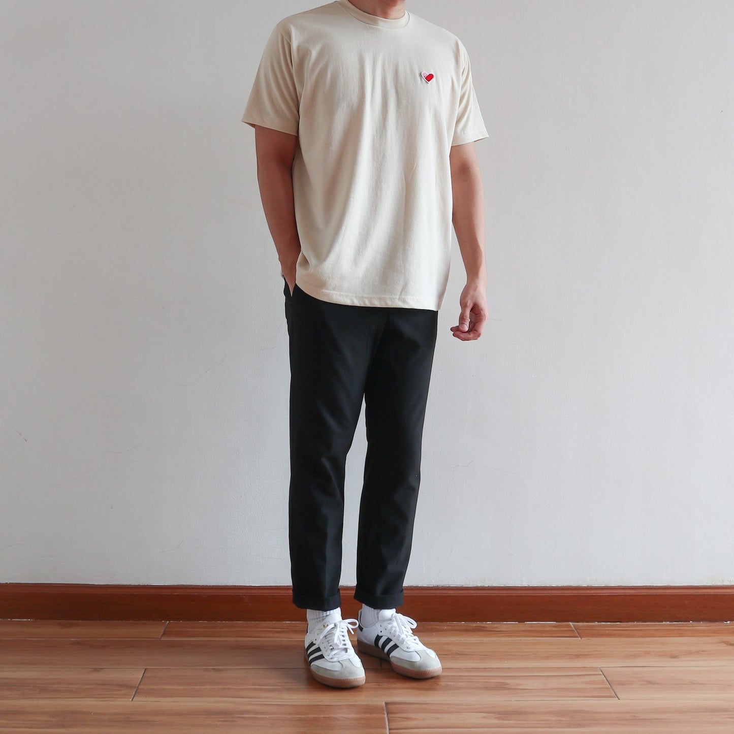 CLASSIC FINGER HEART EMBROIDERED TEE IN OFF WHITE