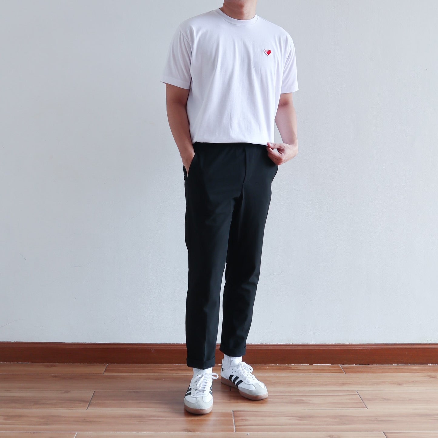 CLASSIC FINGER HEART EMBROIDERED TEE IN WHITE