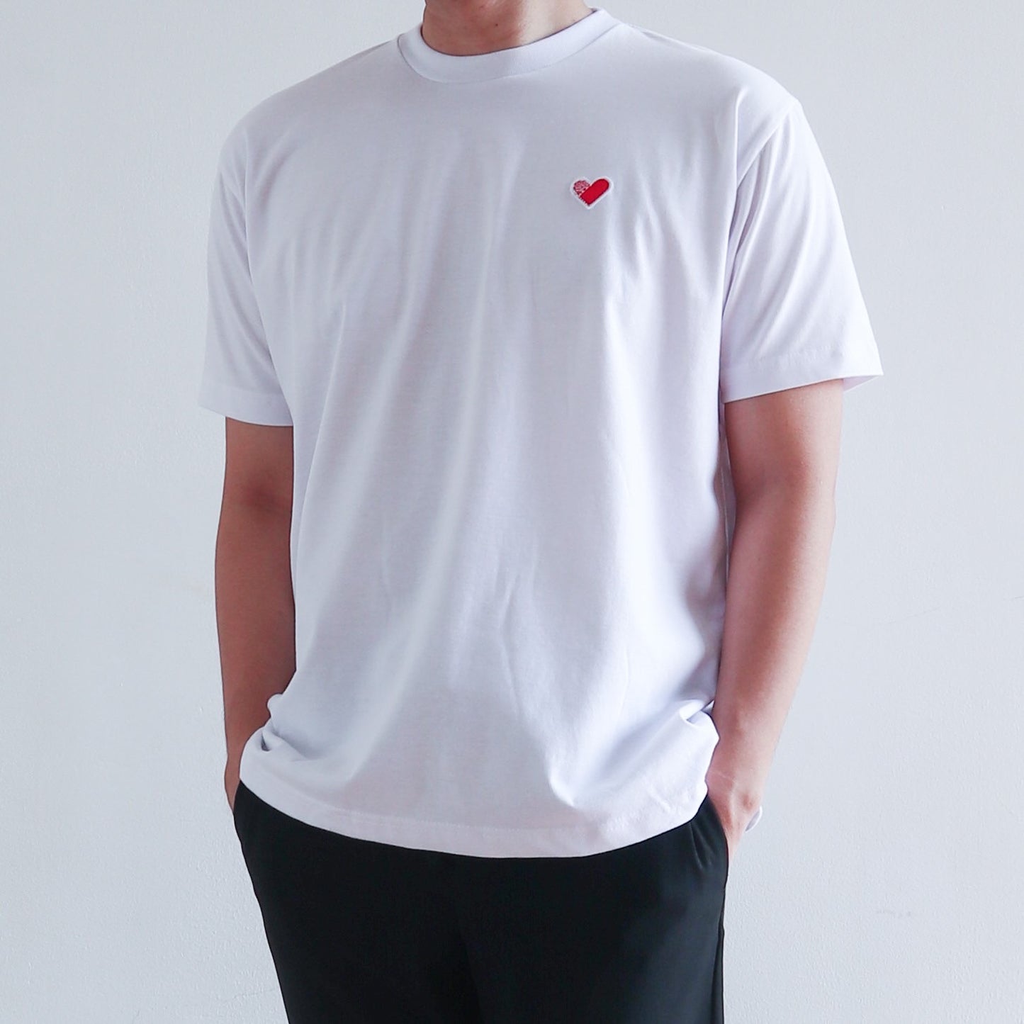 CLASSIC FINGER HEART EMBROIDERED TEE IN WHITE