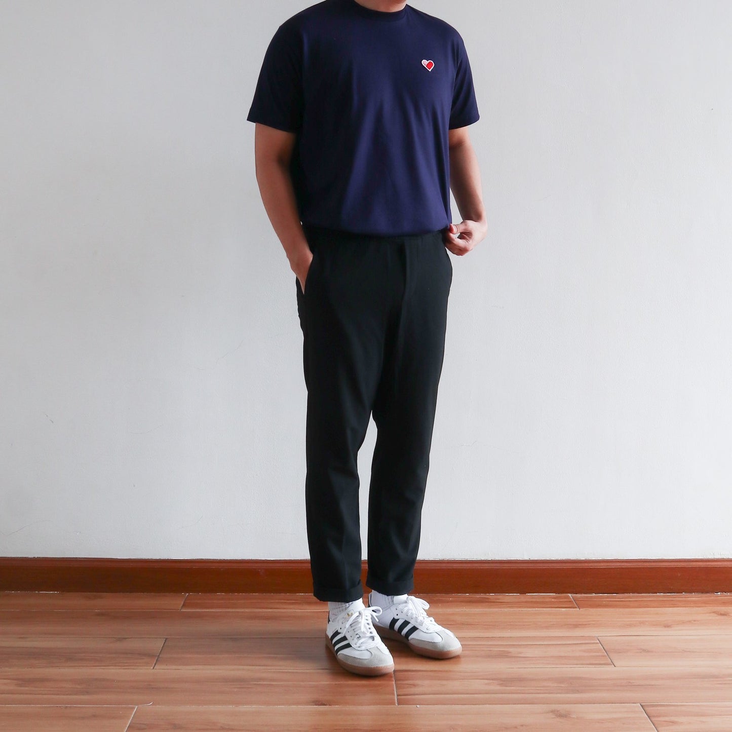 CLASSIC FINGER HEART EMBROIDERED TEE IN NAVY BLUE