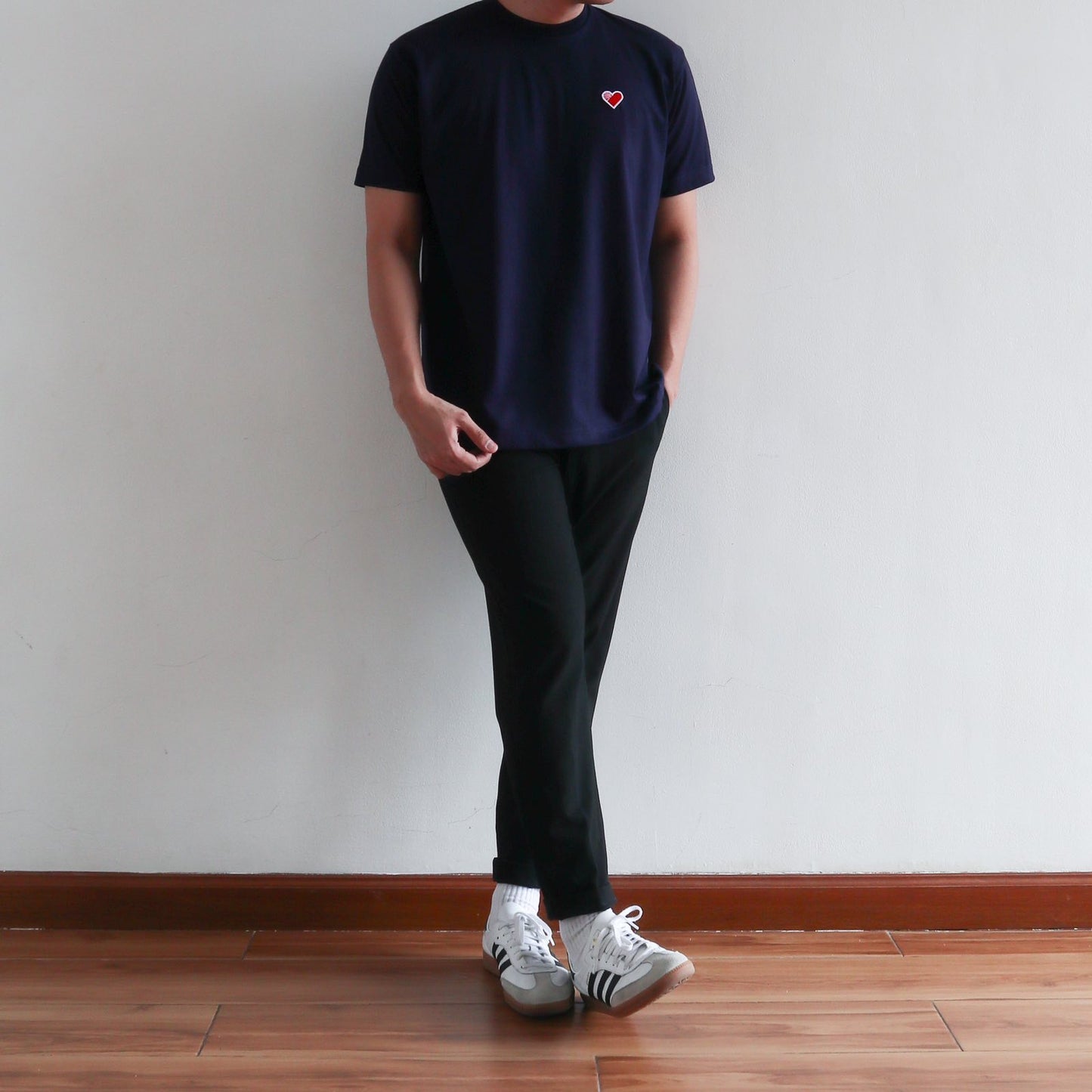 CLASSIC FINGER HEART EMBROIDERED TEE IN NAVY BLUE