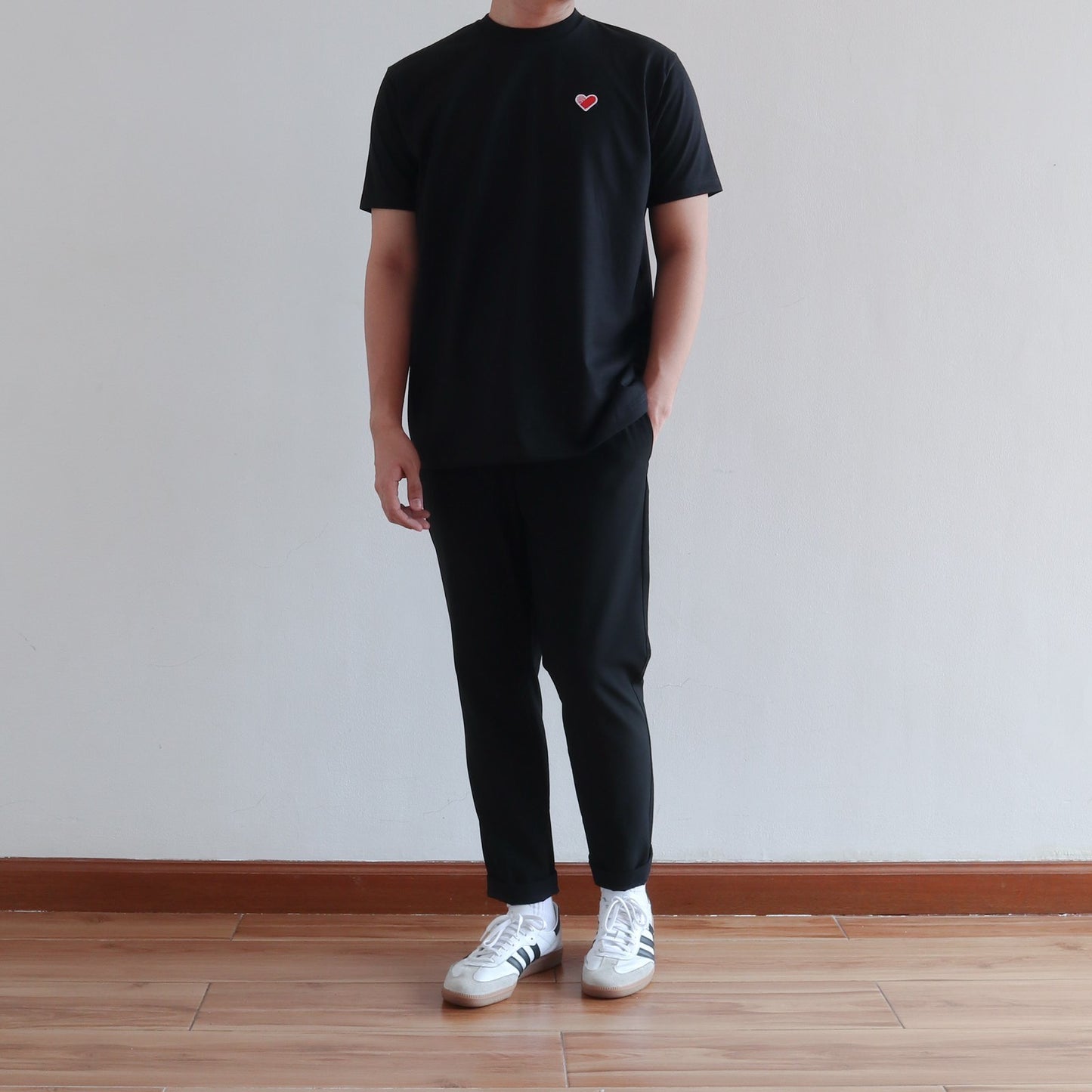 CLASSIC FINGER HEART EMBROIDERED TEE IN BLACK