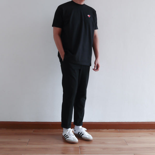 CLASSIC FINGER HEART EMBROIDERED TEE IN BLACK