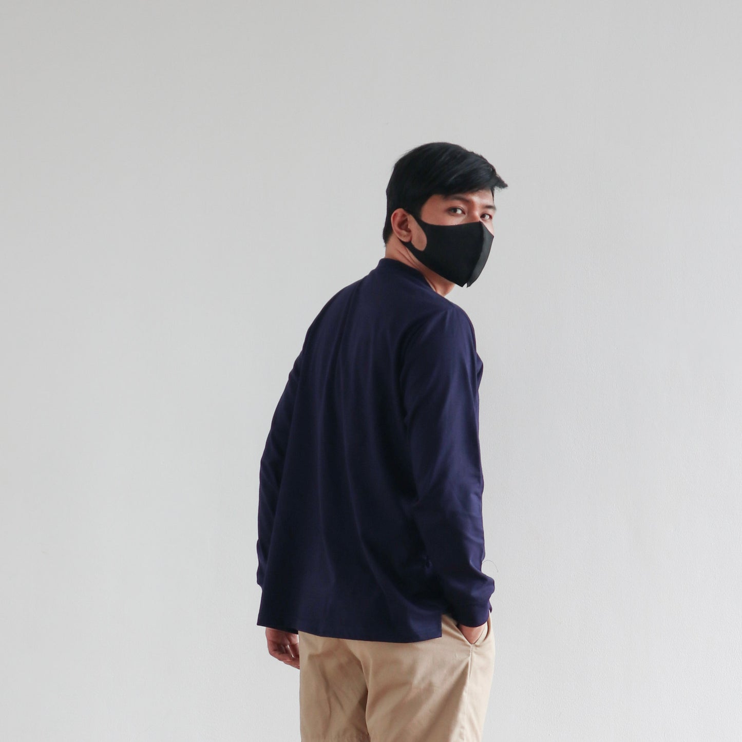 LONG SLEEVE TEE IN NAVY BLUE