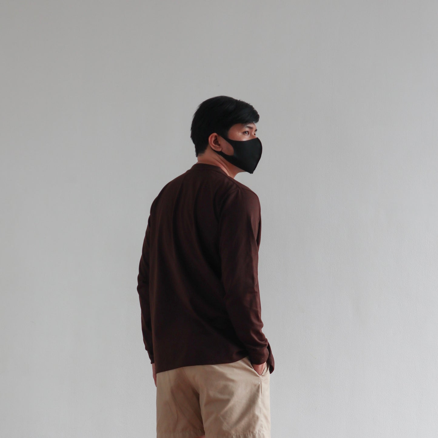 LONG SLEEVE TEE IN DARK BROWN