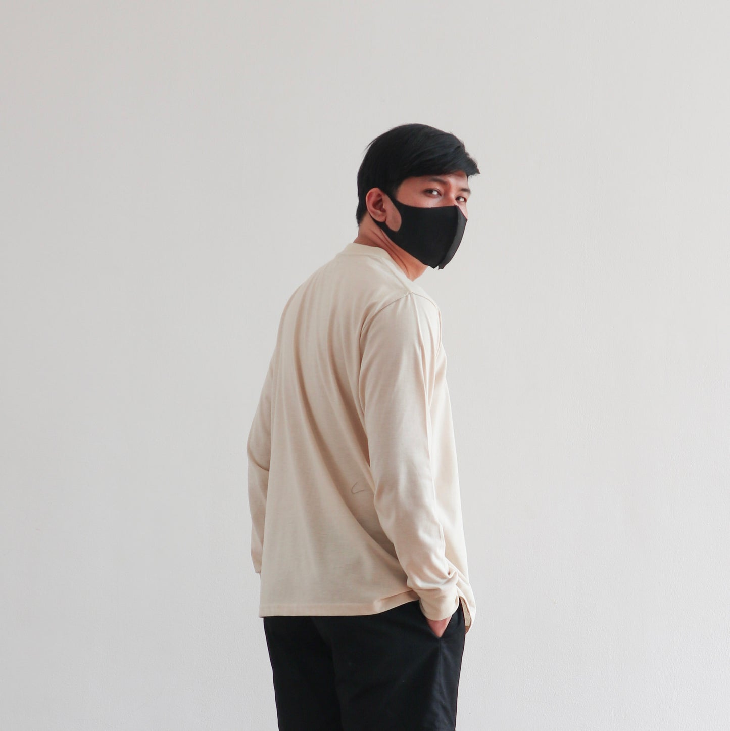 LONG SLEEVE TEE IN OFF WHITE
