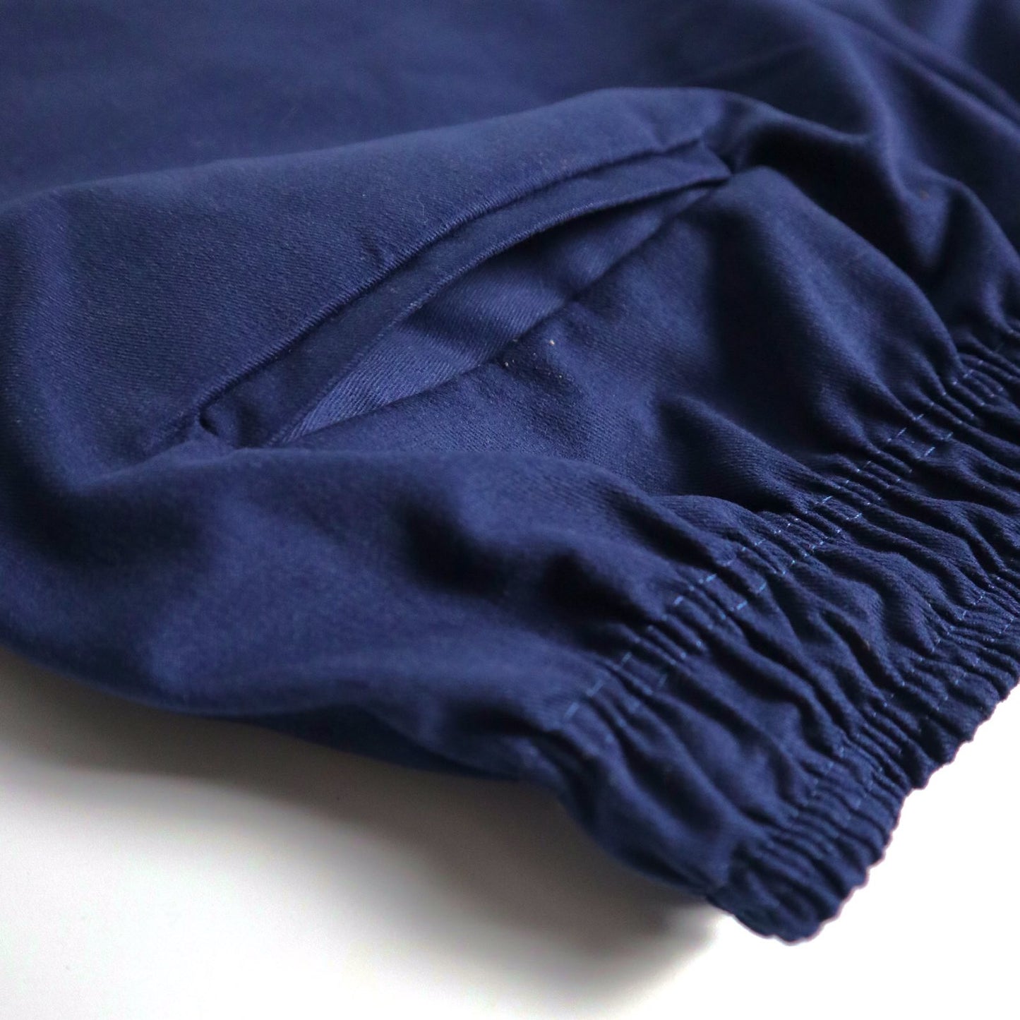 TAILORED SHORTS IN NAVY BLUE