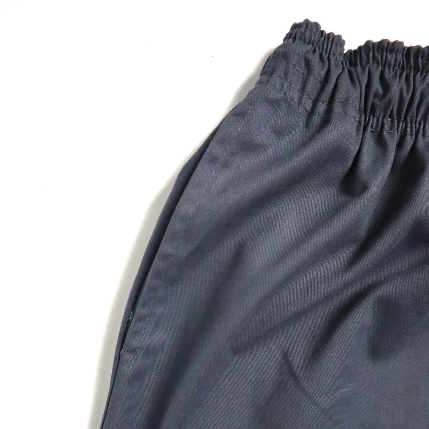 TAILORED SHORTS IN STONE GRAY