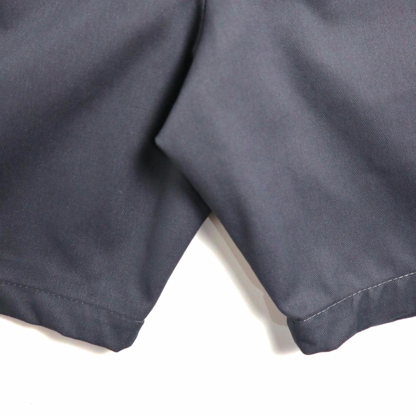 TAILORED SHORTS IN STONE GRAY